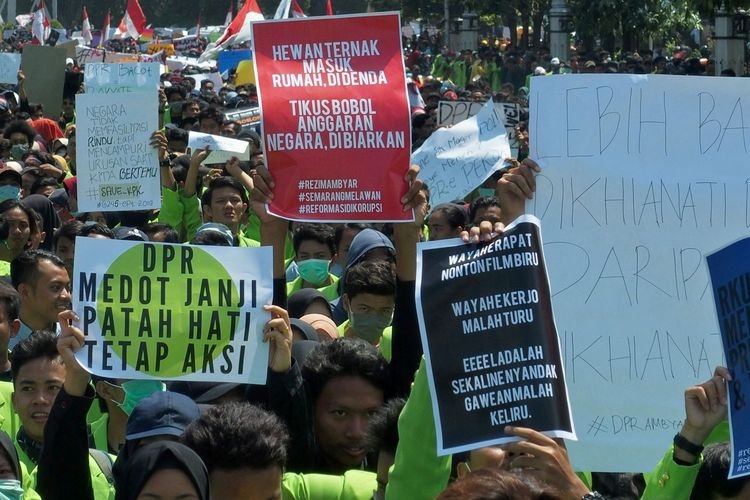 Mahasiswa dari berbagai perguruan tinggi berjalan kaki sambil membawa poster saat berunjuk rasa menolak UU KPK hasil revisi dan RUU KUHP, di Semarang, Jawa Tengah, Selasa (24/9/2019). Unjuk rasa yang diikuti ribuan mahasiswa itu menuntut dilakukannya peninjauan kembali atas UU KPK hasil revisi ke Mahkamah Konstitusi, dukungan terhadap KPK, dan menolak rencana pengesahan RUU KUHP. (ANTARA FOTO/R REKOTOMO)