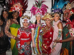 Foto bersama dengan peserta negara lain waktu mengikuti Carnival International De Victoria Seychelles, Africa (foto:agusyaman)