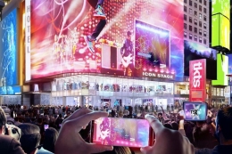 Panggung terbuka dirancang menghadap langsung ke arah Times Square dan dapat disiarkan langsung di layar LED yang sudah terpasang. (sumber: TSX Broadway)