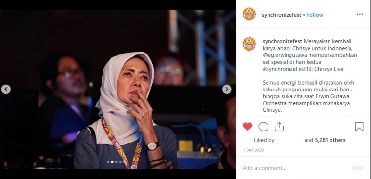Istri Almarhum Chrisye, Damayanti Noor Menyaksikan Langsung Penampilan "Chrisye Live by Erwin Gutawa " (Foto: Instagram/@synchronizefest)