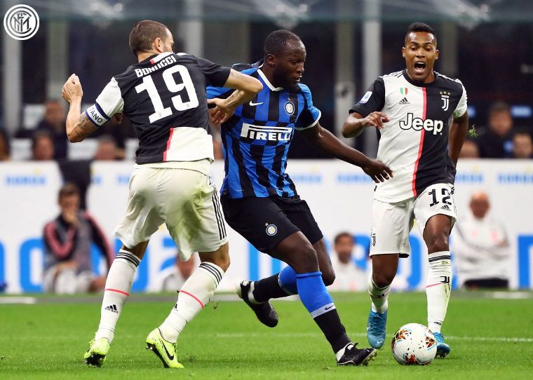 Aksi Romelu Lukaku (tengah) pada laga Inter vs Juventus, Senin (07/10/2019) dini hari. (twitter.com/inter_id)