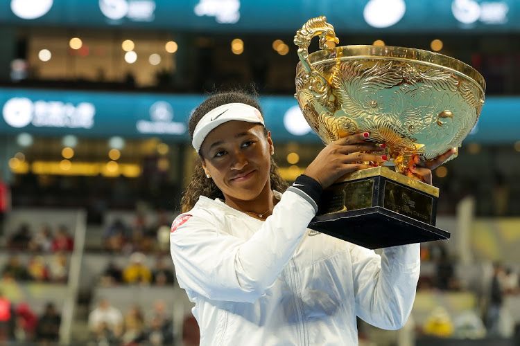 Naomi Osaka memegang trofi China Open 2019 (sumber: BusinessDay - BusinessLive.co.za) Picture: LINTAO ZHANG/GETTY IMAGES