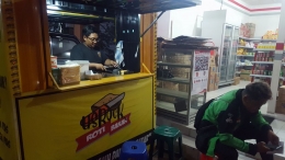 Driver Gojek sedang menunggu Roti Bakar Usrock yang dipesankan melalui Go-Food pada Senin, 7 Oktober 2019 (dok. pri).