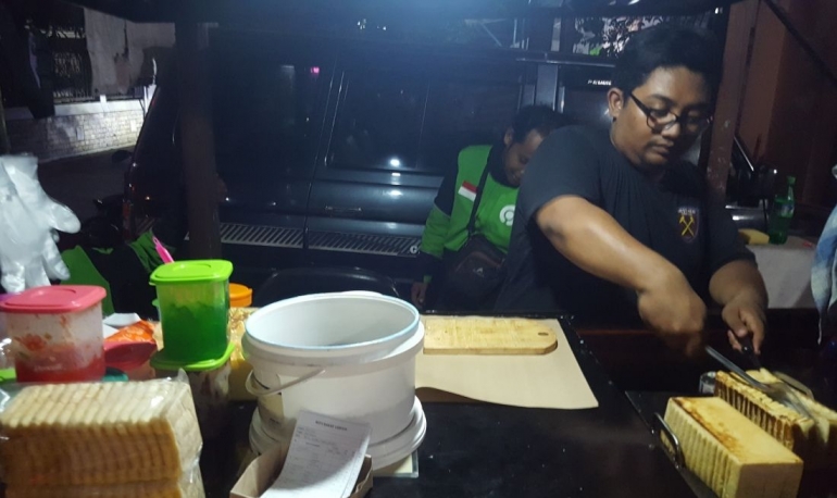 Rizki sedang melayani pesanan Roti Bakar Usrock untuk para driver Gojek (dok. pri).