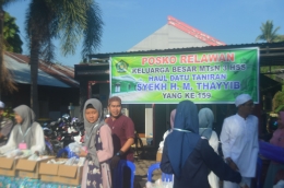 Posko Relawan Keluarga Besar MTsN 3 Hulu Sungai Selatan pada Haul ke - 159 Datu Taniran, Sabtu (05/10/2019) di tepi jalan nasional Trans Kalimantan, Muara Taniran. (foto : akhmad husaini)