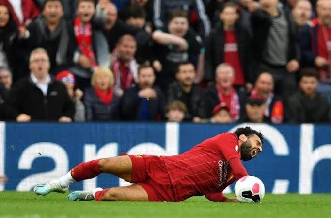 Mohamed Salah mengerang kesakitan saat bentrok Leicester (bolatimes.com)