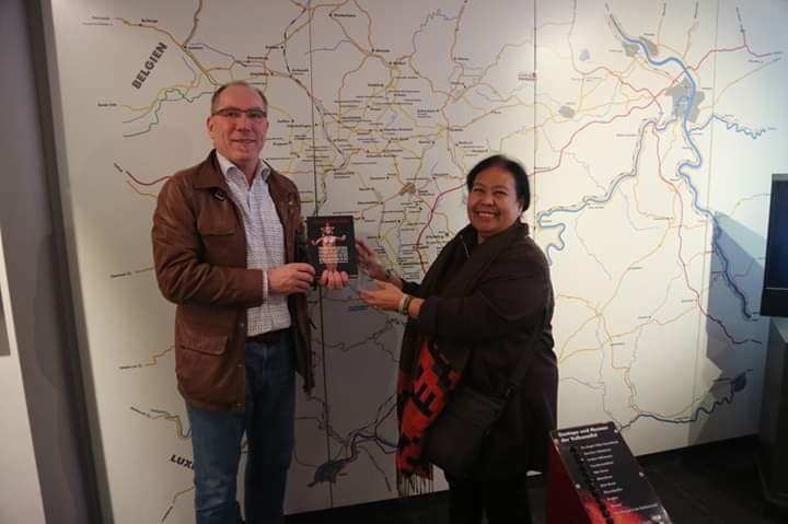 Dr. Andreas Schueller (Asesor Geopark UNESCO) setelah menerima buku PdPD dari Lena Simanjuntak- Mertes. Hak Cipta: PLOt