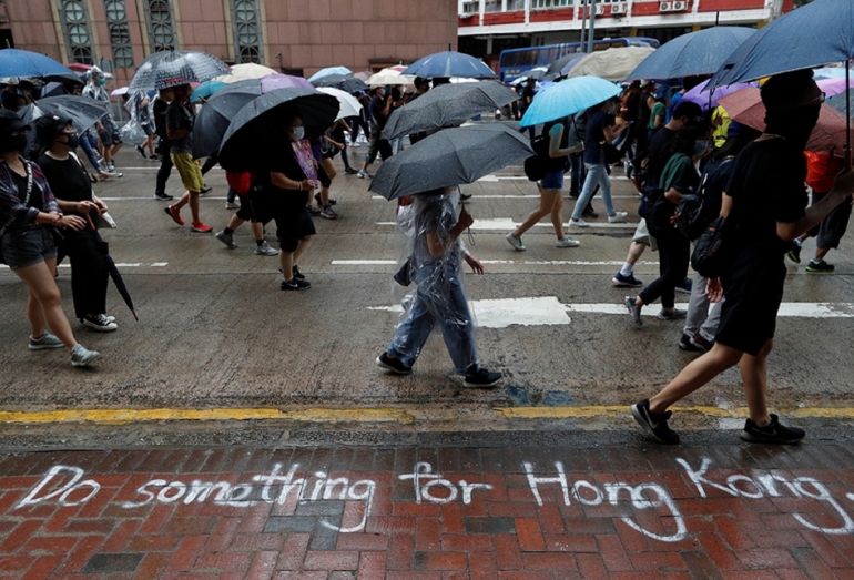 Demonstran di Hong Kong memakai masker dan membawa payung di Causeway Bay pada Minggu (6/10/2019)| Antara Foto/Reuters/Jorge Silva