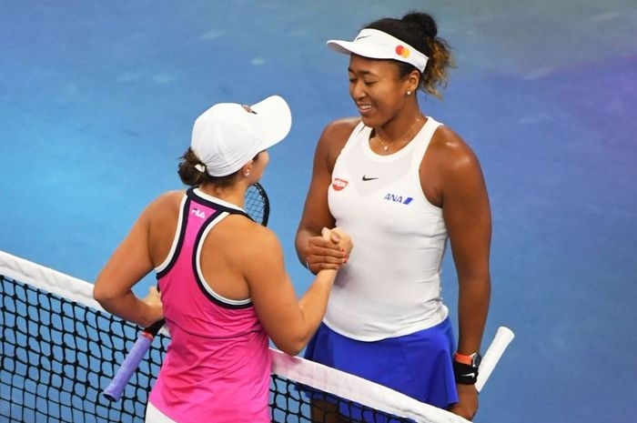 Naomi Osaka (Kanan) dan Ashelig Barty (kiri) bersamalan usai final China Open 2019 | Sumber: bolasport.com (twitter.com/WTA_insider)