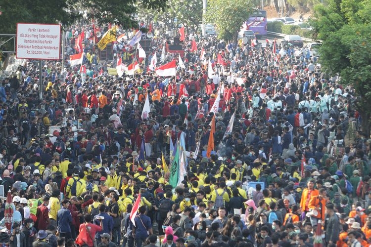 Ribuan mahasiswa memadati Jalan Gerbang Pemuda menuju depan Gedung DPR/MPR, Jakarta, Senin (30/9/2019)). Aksi mahasiswa ini untuk mendesak DPR membatalkan revisi UU KUHP dan UU KPK. (ANTARA FOTO/Reno Esnir/ama)