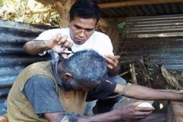 Pastor Avent Saur sesaat memotong rambut penderita ODGJ di Flores (foto Ucannews.com)
