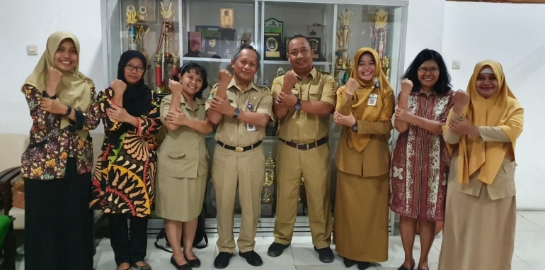 Image Budi Setiono Hadi, S.Pd. M.Pd (berdiri nomor 4 dari kiri) memberikan dukungan bagi para guru untuk mengikuti TPN 2019