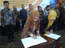 Penandatanganan naskah pelantikan pengurus ISEI Cabang Kota Langsa 2019-2022. Foto:Istimewa.