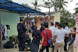 Tim Gegana Polda Banten melakukan penggeledahan di kontarkan yang didiami oleh pasutri pelaku penusukan Wiranto di Pandeglang, Kamis (10/10/2019).