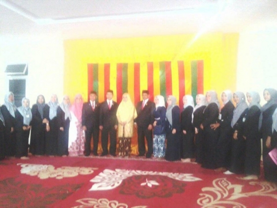 Foto bersama Pimpinan DPRK Banda Aceh bersama istri dan tim sekretariat