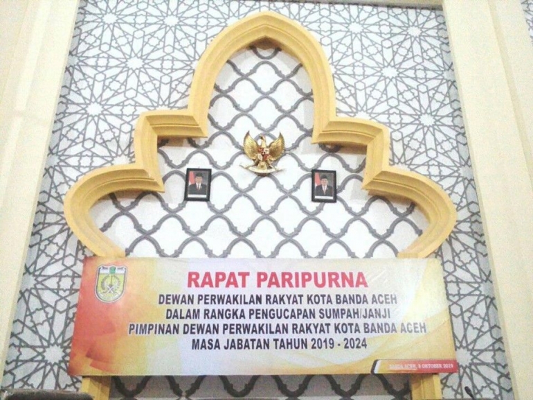 Spanduk rapat Paripurna di dalam gedung DPRK Banda Aceh