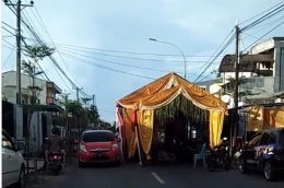 Contoh sebuah resepsi pernikahan yang diadakan di badan jalan umum (sumber: GridOto.com / IG @info_kejadian_makassar) 
