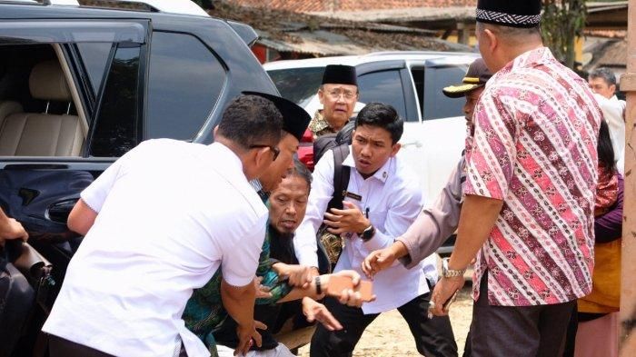 Detik-detik Menkopolhukam Wiranto ditusuk orang tak dikenal di Pandeglang, Kamis (10/10/2019). Foto Tribunnews.com