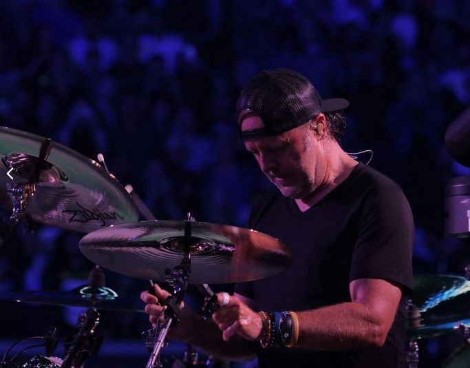 Lars Ulrich masih atraktif seperti dulu (sumber: metallica.com)