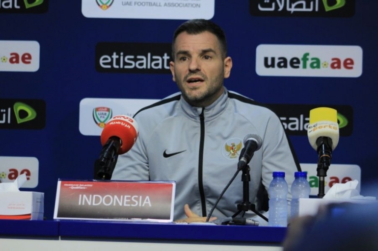 Pelatih Timnas Indonesia, Simon McMenemy melakukan sesi tanya jawab jelang laga kualifikasi Piala Dunia 2022 antara Indonesia vs UEA| Sumber: PSSI.org 