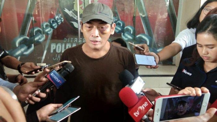 Pegiat media sosial sekaligus relawan Jokowi, Ninoy Karundeng menjadi korban penculikan dan penganiayaan yang dilakukan oleh sekelompok orang pada Senin (30/9/2019) lalu.    Artikel ini telah tayang di Tribunnews.com dengan judul Ninoy Karundeng Diculik dan Dianiaya, Sekjen PA 212 jadi Tersangka hingga Pengakuan Jubir FPI | tribunnews.com FAHDI PAHLEVI