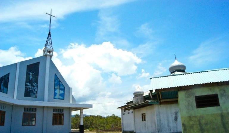 Masjid dan Gereja berdampingan di Minahasa Tenggara, Sulawesi Utara. Bukti kerukunan Islam dan Kristen (dok. pri).