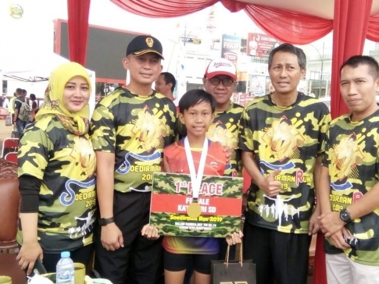 Fathma Hilmiya, pelari jarak menengah yang siswa kelas 6 SD Bumirejo 5 Kebumen ketika memenangi ajang Sudirman Cup 2019 di Banyumas. Dok. @Edy Vijay