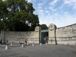 Pintu masuk kompleks pemakaman Père Lachaise (foto: Derby Asmaningrum)
