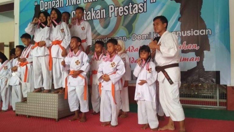 Ketua Perkemi (Kempo) Pengkab Kebumen mendampingi para juara Kejurkab Pelajar Perkemi 2019. Dokpri