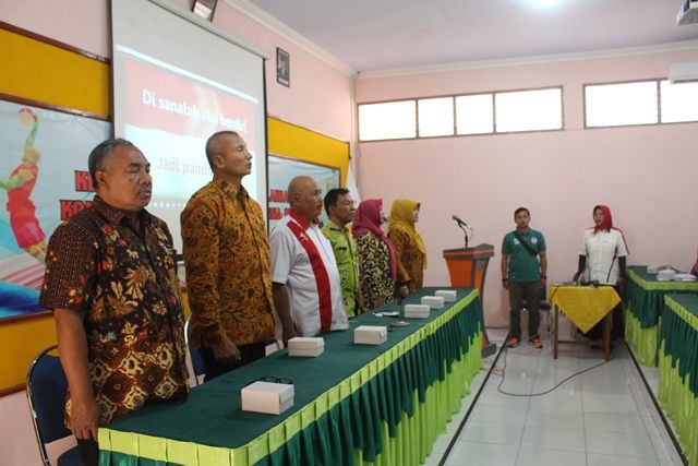 Ketua KONI Kab. Kebumen (baju putih) di tengah para pemateri Workshop 2019. Pembukaan. Dokumen @KONI_Kebumen