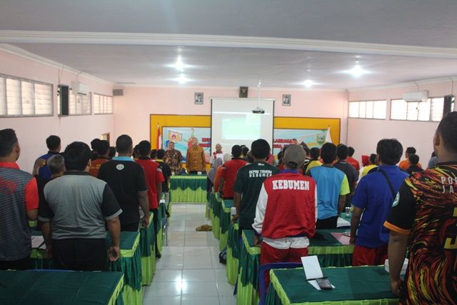 Suasana menyanyikan lagu kebangsaan Indonesia Raya di tengah Pembukaan Workshop 2019. Dokumen@KONI_Kebumen