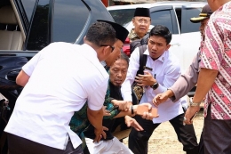 Menko Polhukam Wiranto sempat membungkuk seperti menahan sakit uai diserang SA. Foto: KOMPAS.com/Antara/Dok. Polres Pandeglang