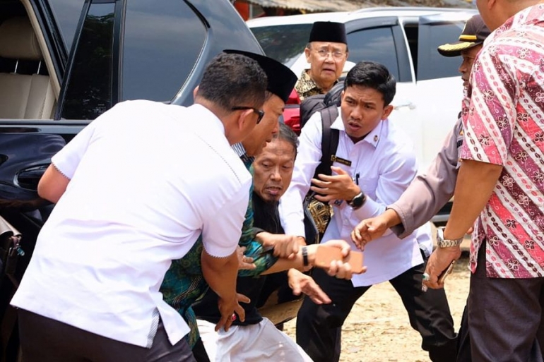 Menkopolhukam Wiranto (kedua kiri) diserang orang tak dikenal dalam kunjungannya di Pandeglang, Banten, Kamis (10/10/2019). (ANTARA)