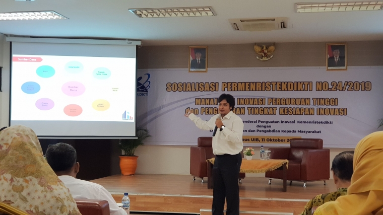 Eko Kurniawan, Kepala Seksi Jaringan Inovasi, memaparkan Fondasi Nasional. (Sumber: Pribadi)