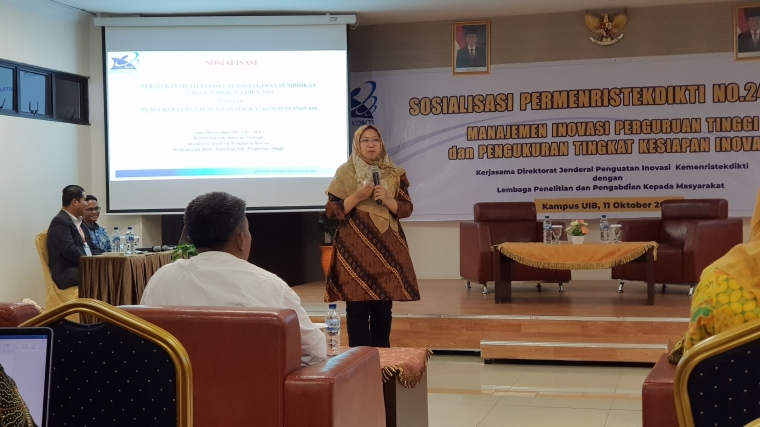 Sania Diaurrahmi, Kepala Seksi Kebijakan Inovasi, memaparkan Permenristekdikti no. 29 tahun 2019. (Sumber: Pribadi)