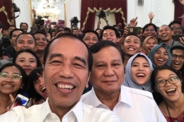 Presiden Joko Widodo dan Ketua Umum Partai Gerindra Prabowo Subianto selfie dengan wartawan seusai keduanya bertemu di Istana Kepresidenan, Jakarta, Jumat (11/9/2019). (DOKUMENTASI WARTAWAN ISTANA KEPRESIDENAN) | KOMPAS.com