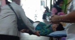 Terlihat perut sebelah kiri Wiranto dibalut perban akibat luka tikaman sajam. sumber: suara.com