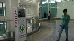 Alat AED di bandara Ngurah Rai (sumber : bali.tribunnews.com 21 Januari 2015)