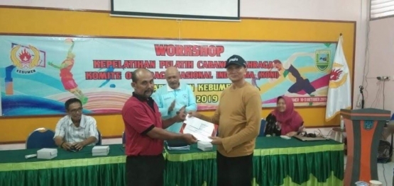Coach Edy Suparman (atletik) sebagai peserta terbaik Workshop Kepelatihan 2019 menerima sertifikat dari Dr. OR. Mansur, MS pada acara penutupan. Dokumen: Tringudi
