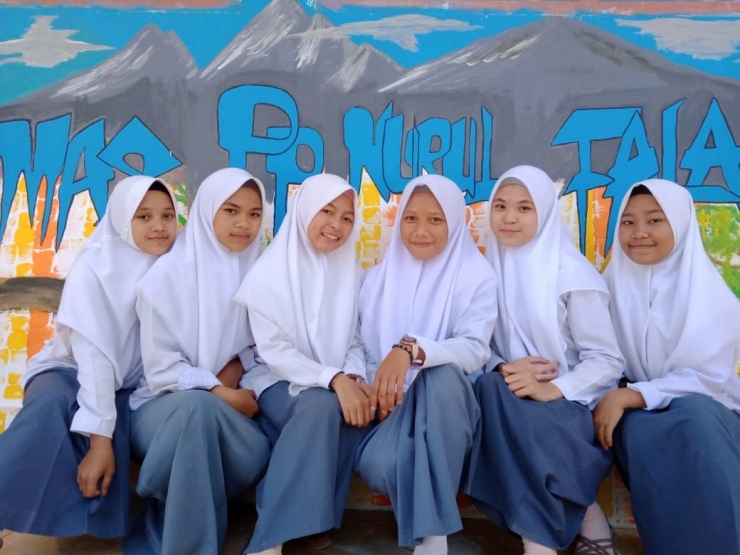 Students of MA PP. Nurul Falah at Selfy Spot. (Private Document) 