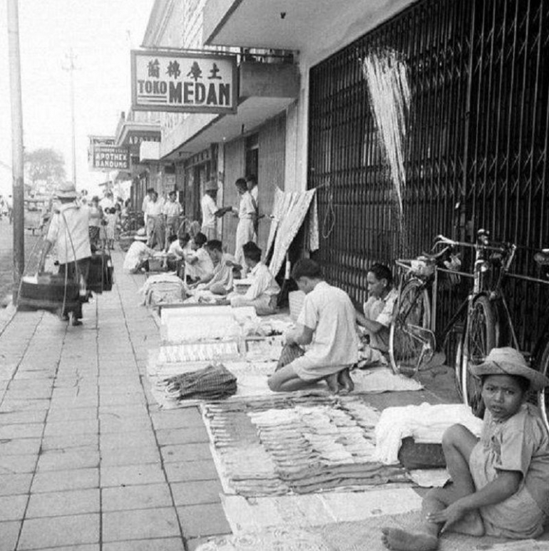 Pedagang Kaki Lima di Kota Bandung tempo dulu-Foto: Agus Sachari, Halo-Halo Bandung. ISTIMEWA