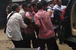 Menkopolhukam sedang dipapah untuk dibawa ke rumah sakit setelah ditusuk oleh Abu Rara (Kompas.com)