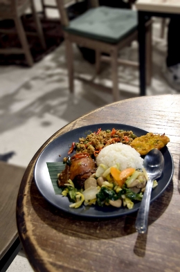Seporsi menu ala warteg modern Diskusi Kopi Ruang Berbagi, Kemang, Jakarta Selatan. (Foto Bozz Madyang)