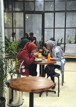 Lantai 1 Diskusi Kopi Ruang Berbagi, Kemang, Jakarta Selatan. (Foto Bozz Madyang)
