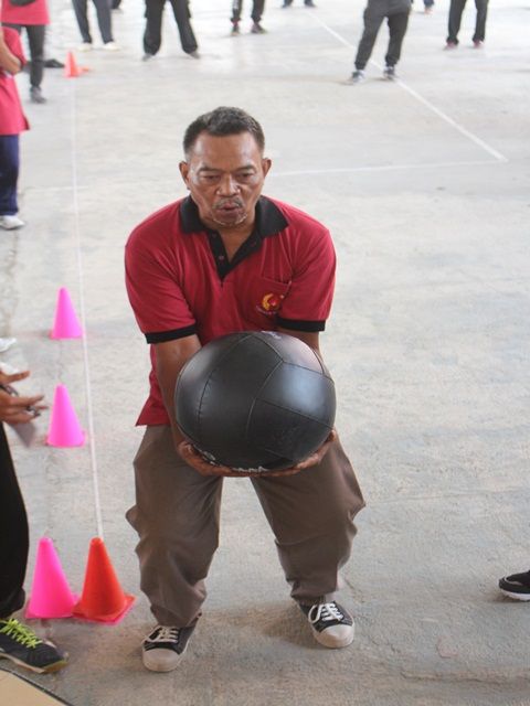 Penulis (57 tahun) mengikuti salah satu segmen tes pengukuran kekuatan. Dokumen : KONI Kebumen.