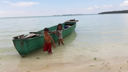 dua anak menikmati landainya pantai | Dokumentasi Yayat