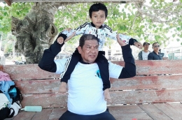 Bupati Thaher main dengan cucu di sela kesibukannya bekerja| Dokumentasi Yayat