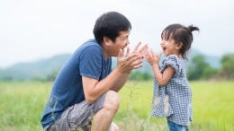 ilustrasi kedekatan antar anak dan ayah by kumparan.com