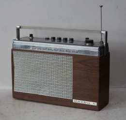 radio transistor (sumber foto: pinterest.com - Kylea Borges)