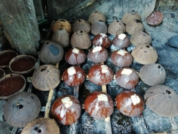 Melepaskan gula Aren dari tempurung kelapa. (Dokumentasi pribadi)